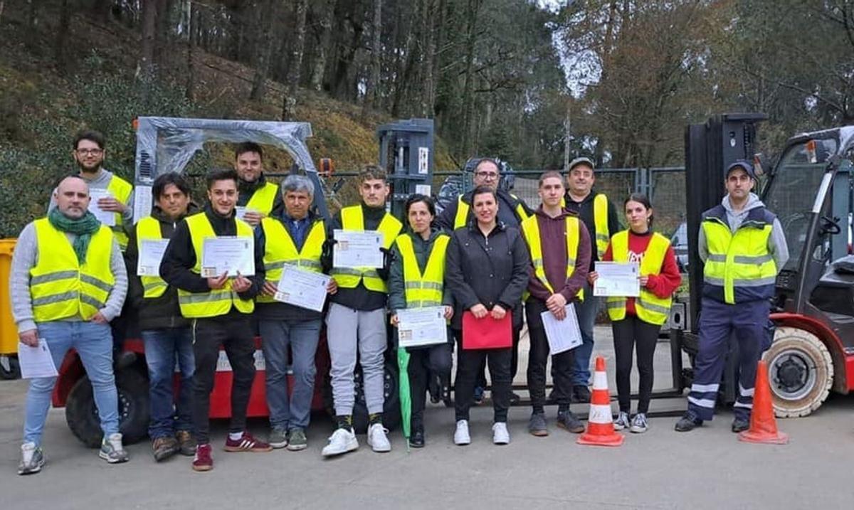 Participantes no último curso de carretilla elevadora, xunto á concelleira Lourdes Enes.   | //D.P.