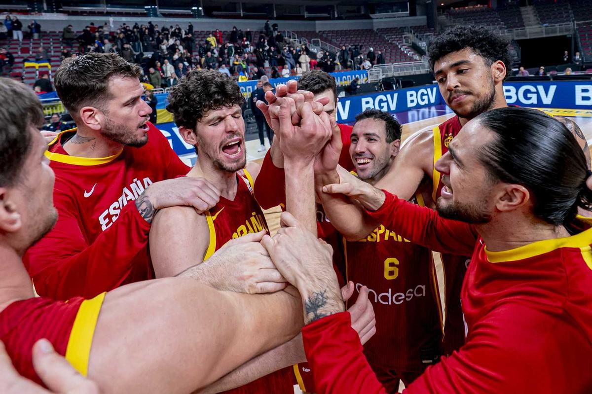 Los jugadores celebran la victoria ante Ucrania, aunque el técnico asegura que no es definitiva