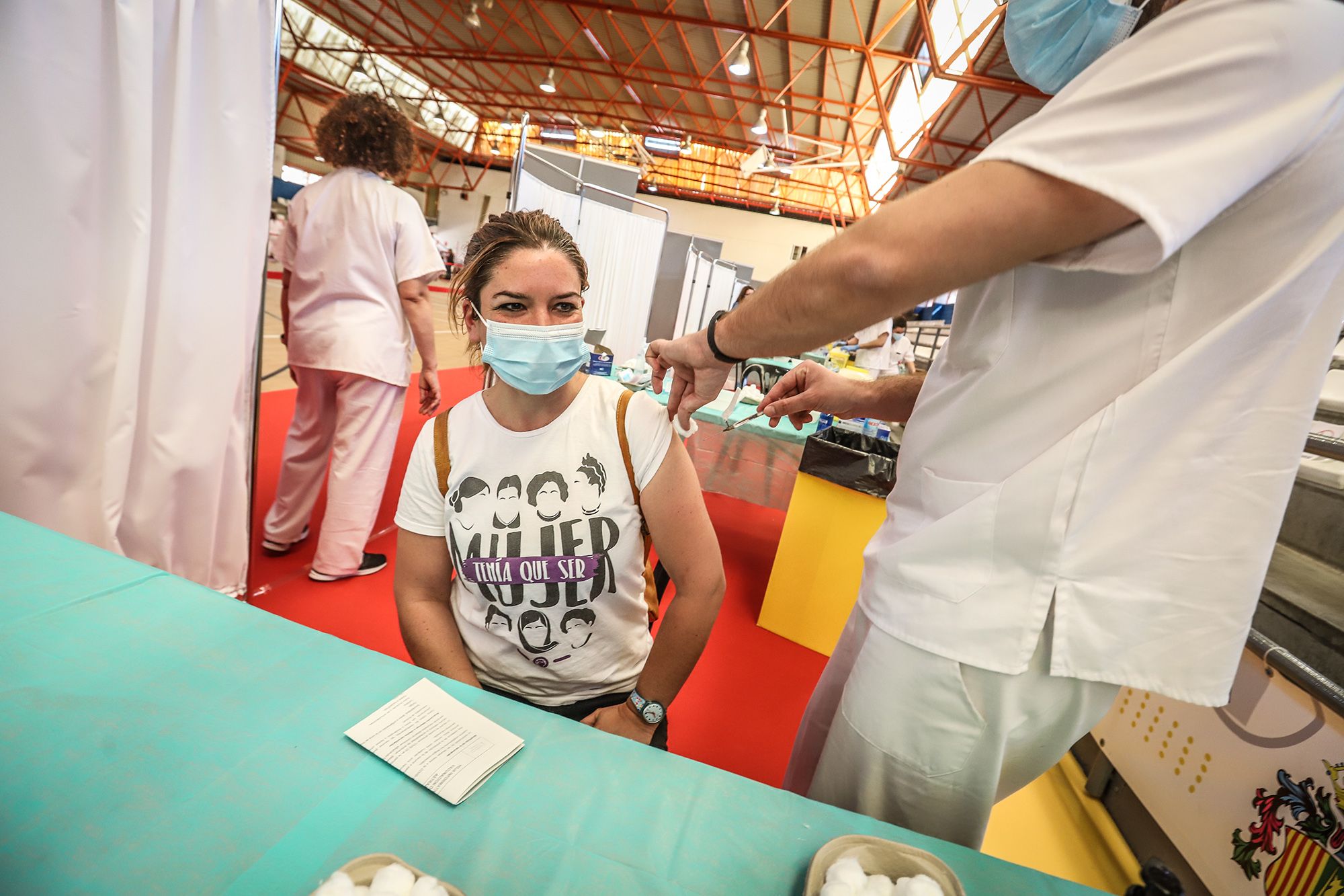 Sanidad vacuna en Orihuela a 6.000 docentes, personal de centros educativos y farmacéuticos contra el Covid-19