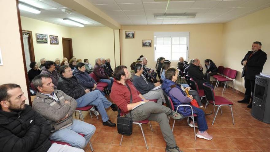 Manuel Cuiña mantuvo una reunión en el local social de Pazos con los afectados por el vertedero de Campomarzo. |   // BERNABÉ/JAVIER LALÍN