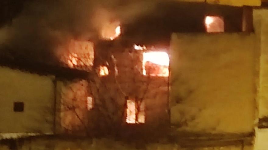 Extinguen dos incendios en dos casas abandonadas de Ontinyent en un intervalo de dos horas