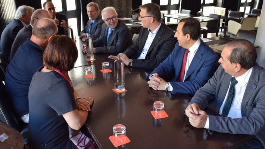 Sánchez Maldonado, reunido ayer con los directivos de Dekra.