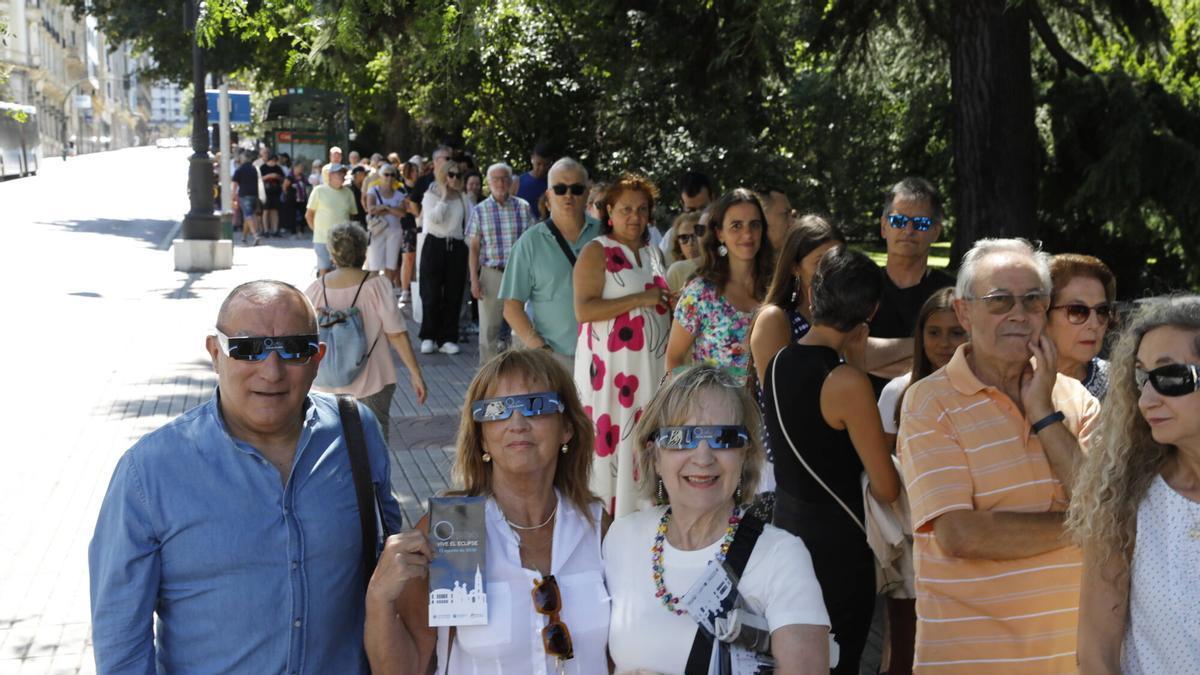 El reparto de gafas para ver el eclipse.