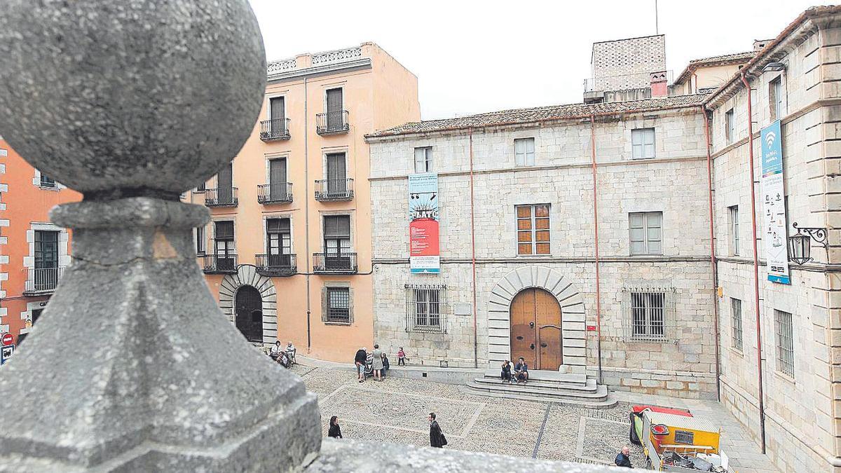 La Casa Pastors, està ubicada a la plaça de la Catedral, on hi havia hagut l&#039;Audiència