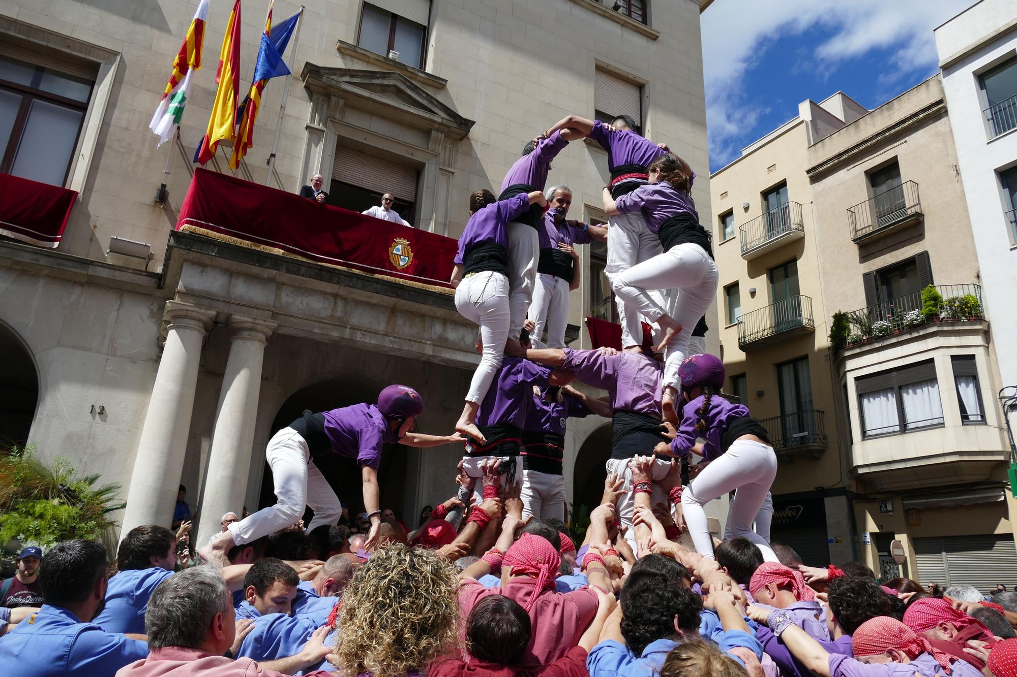 La plaça es tenyeix de colors amb la Diada Castellera de Santa Creu