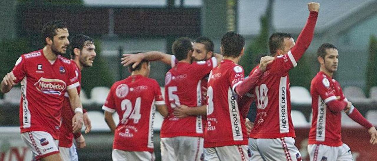 Jugadores del Estradense celebran un triunfo. |  // BERNABÉ/ANA AGRA