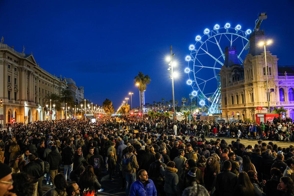 Miles de personas se reúnen a ver a los Reyes Magos que recorren las calles de Barcelona