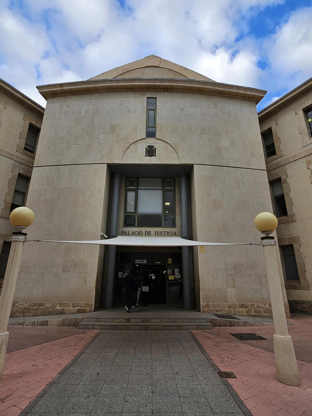 Entrada al Palacio de Justicia de Alicante.