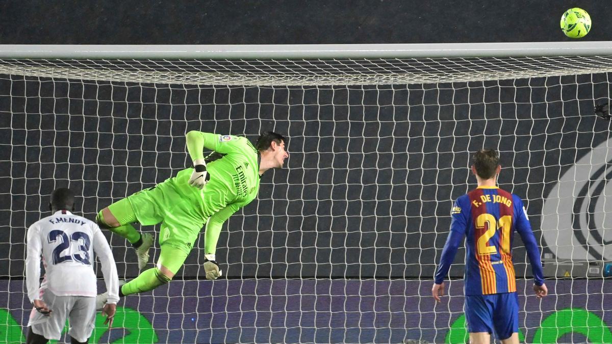 Courtois observa el balón que da en el larguero por el tiro de Ilaix Moriba.