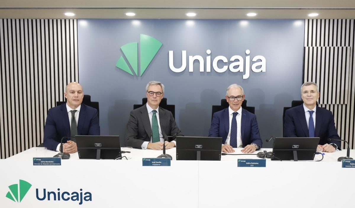 El director de Relación con Inversores de Unicaja, Jaime Hernández; el presidente, José Sevilla; el CEO, Isidro Rubiales, y el director general de Finanzas, Pablo González.