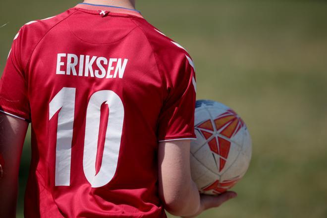 Un joven fanático de la selección danesa con la camiseta de Eriksen jugando un partido fuera del estadio antes del choque entre Dinamarca - Bélgica