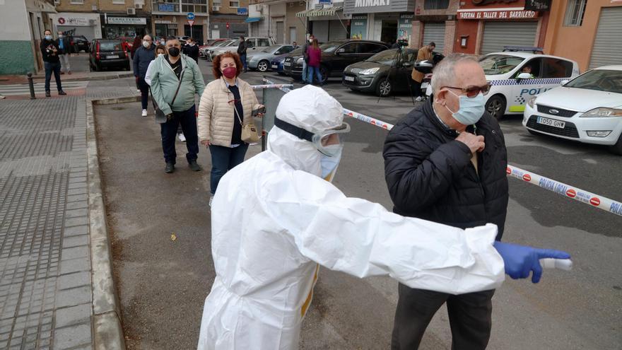 Personas citadas por Salud, esperando para hacerse los test rápidos de antígenos PCR, en un cribado masivo en la barriada malagueña de La Luz.