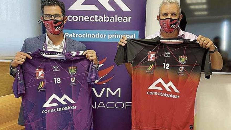 Miquel y Mesquida posan en la sede de ConectaBalear en Manacor con las nuevas equipaciones.