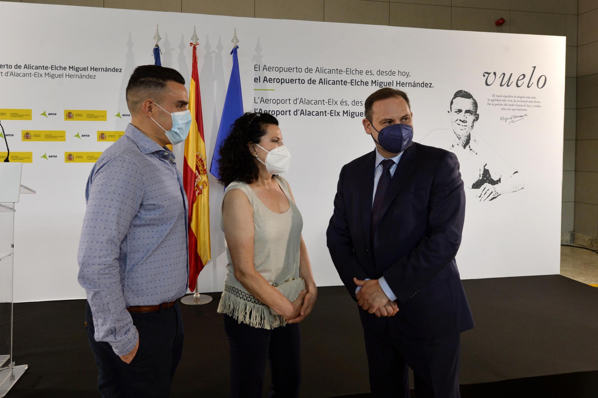 Ábalos preside la ceremonia para añadir al aeropuerto el nombre del poeta Miguel Hernández