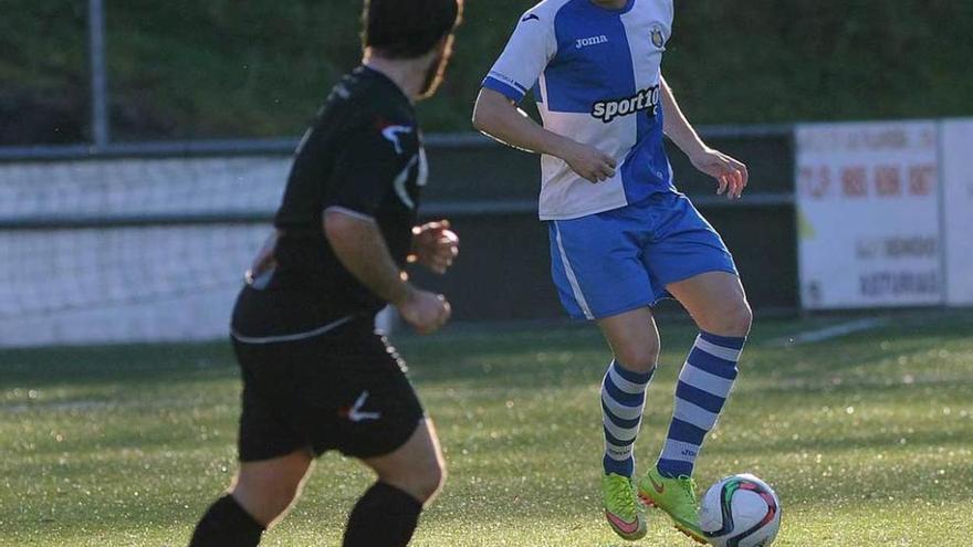 Trabanco controla el balón ante Borja Argüelles, del Siero.