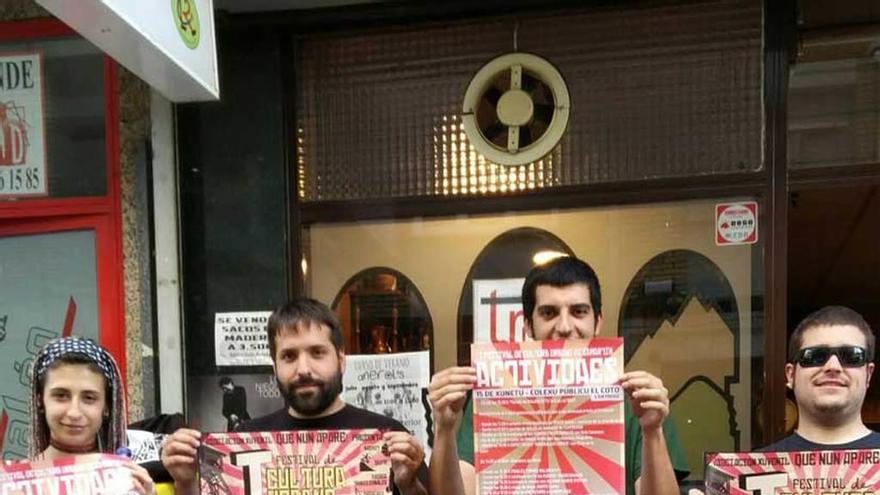 Algunos de los organizadores del festival posan con los carteles.