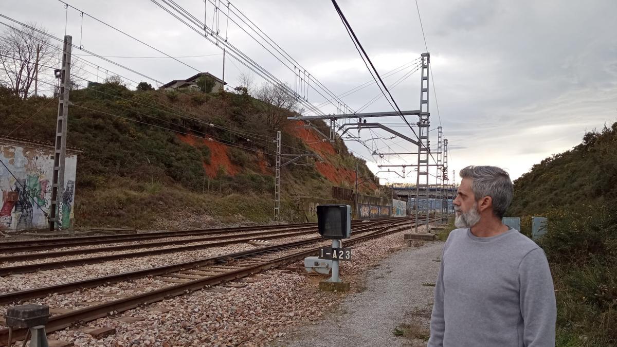 Fon Sánchez observa el castro de El Cantu San Pedro atravesado por las vías del tren.