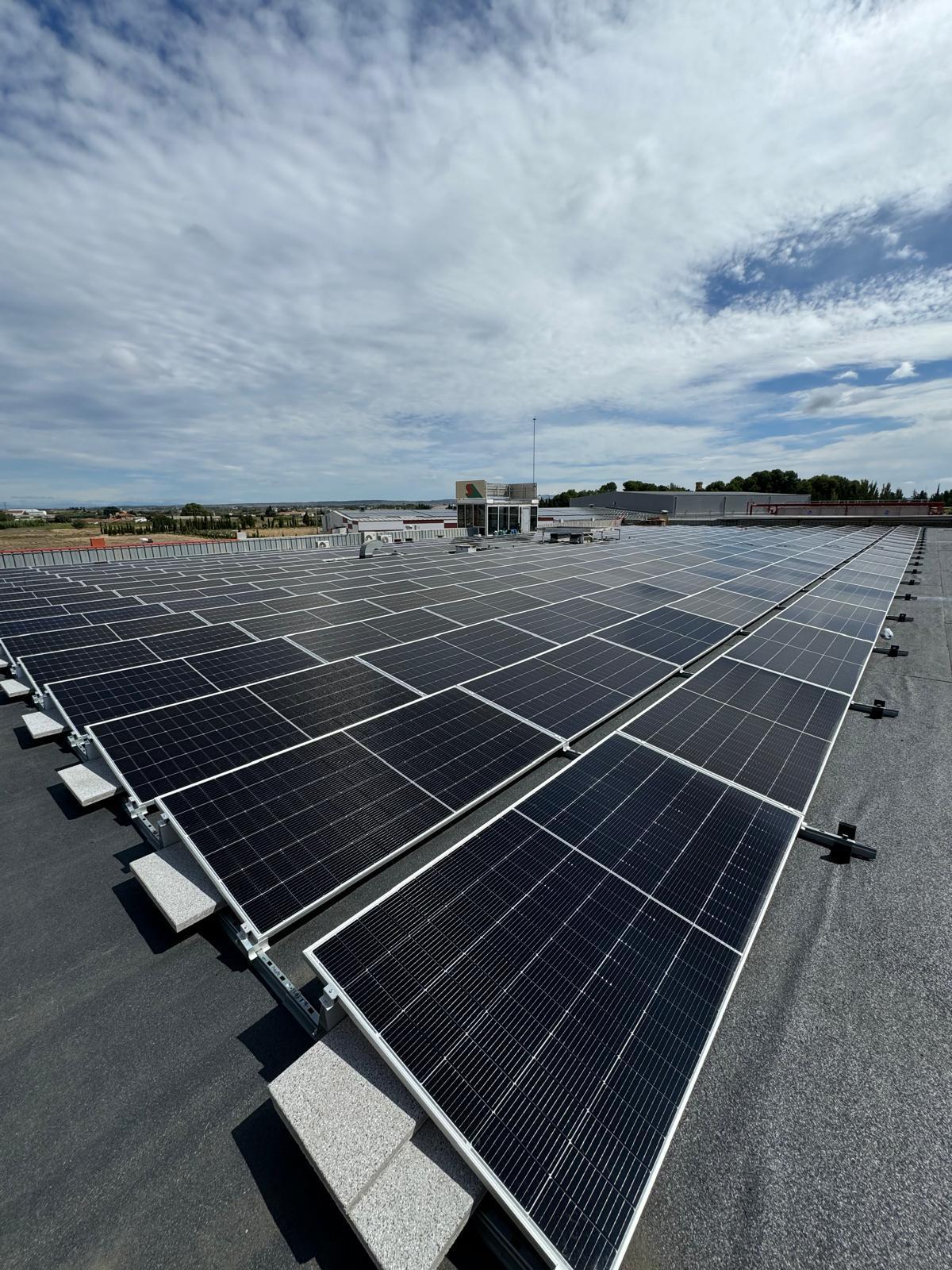 Alcampo utiliza un 100% de energía renovable. Además, tienen instaladas placas fotovoltaicas tanto en los centros de Utebo como Teruel