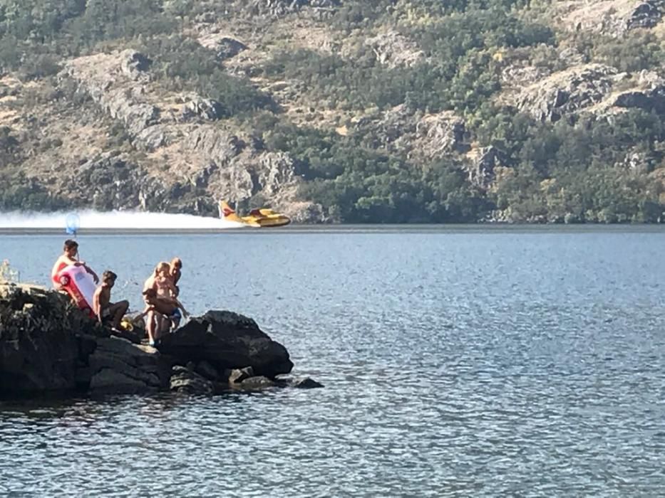 Los hidroaviones cogen agua en el Lago de Sanabria