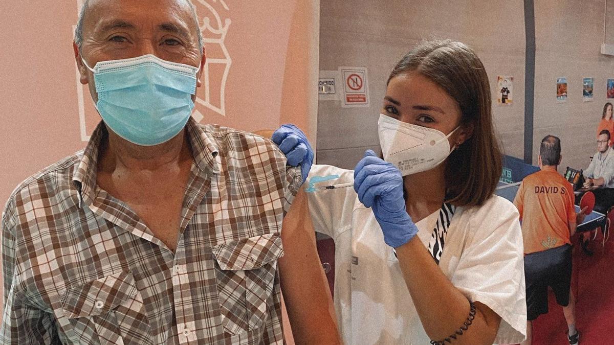 En la imagen, Ángela López vacunando contra el coronavirus a su padre.