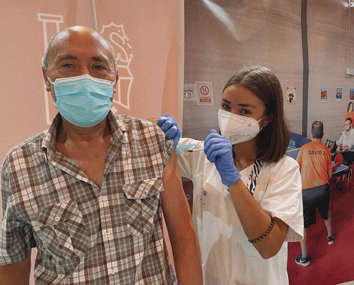 En la imagen, Ángela López vacunando contra el coronavirus a su padre.