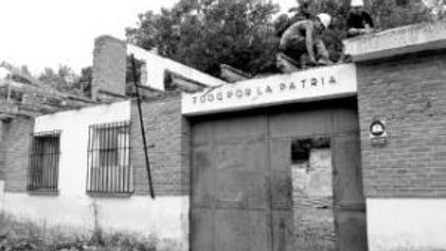 Interior vende una veintena de casas cuartel en Extremadura