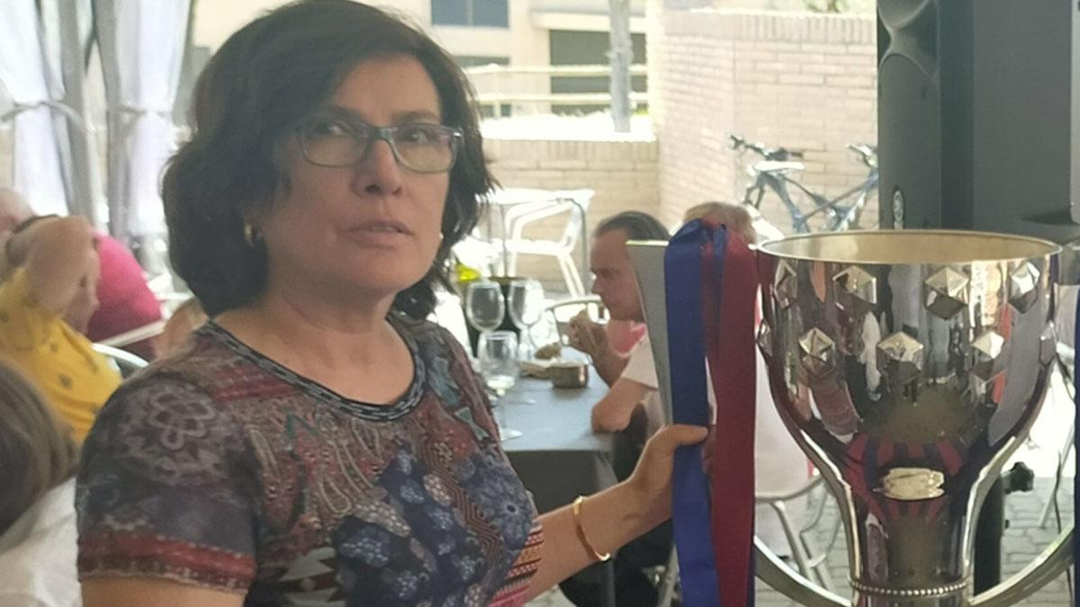 La vicepresidenta de la PB Sant Esteve Sesrovires, con la copa de la Liga