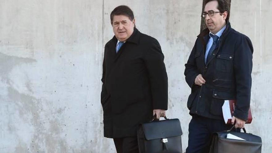 José Luis Olivas, a la izquierda, llega a la Audiencia Nacional el pasado 8 de enero.