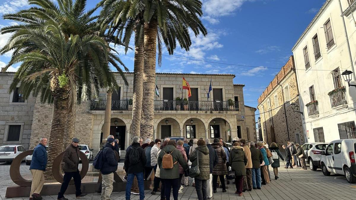 Un grupo de turistas, en la plaza de San Pedro de Coria,  en una imagen de archivo.