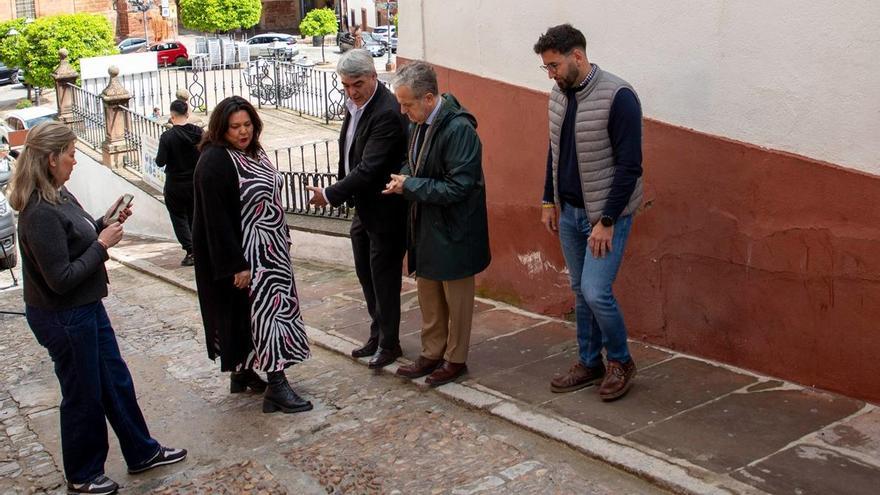 El presidente de la Diputación y la alcaldesa de Montoro junto a otros miembros del gobierno provincial y del municipal, durante la visita.