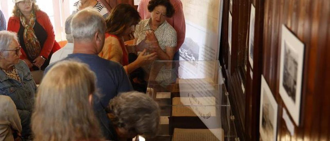 Varias decenas de personas se acercaron a conocer la exposición ayer por la mañana.