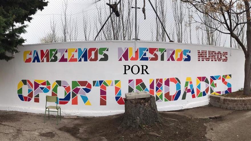 Mural colectivo del proyecto 'Sueña tu patio' con el lema más votado.