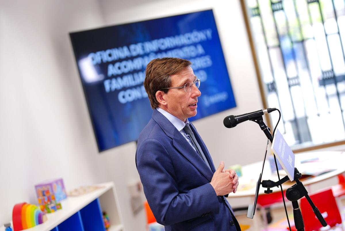 El alcalde de Madrid, José Luis Martínez-Almeida , en la Oficina de Información y Acompañamiento a Familias con Menores con Discapacidad,