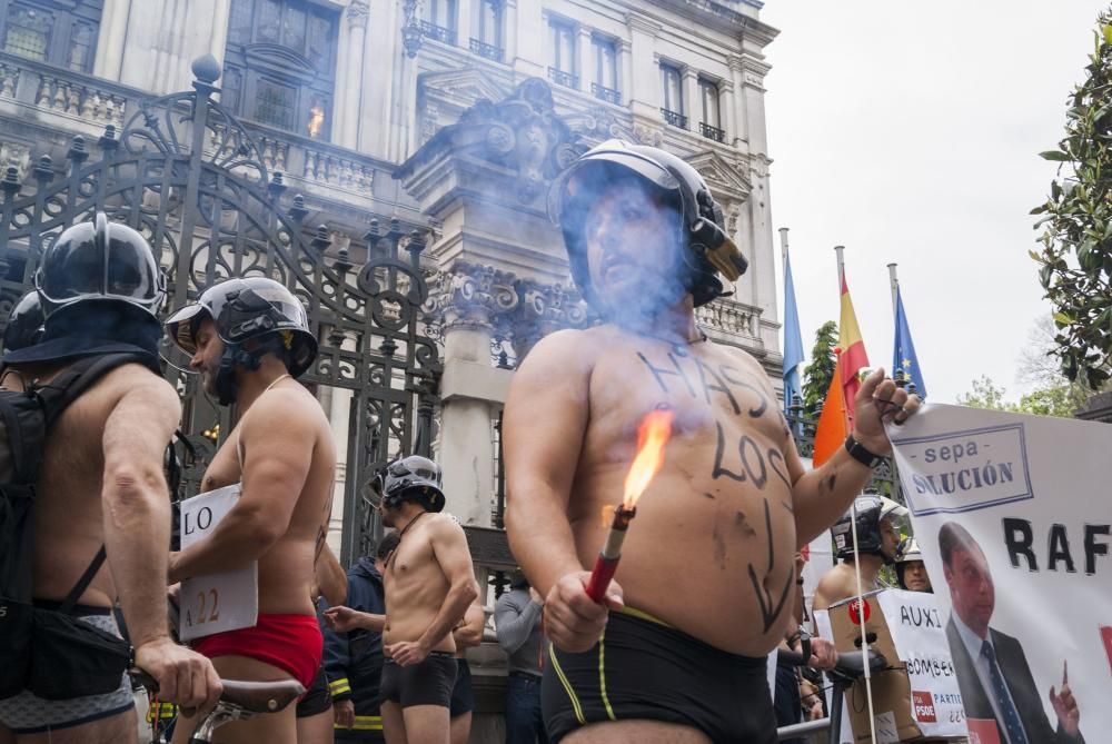 Los bomberos protestan en bicicleta y ropa interior por las calles de Oviedo