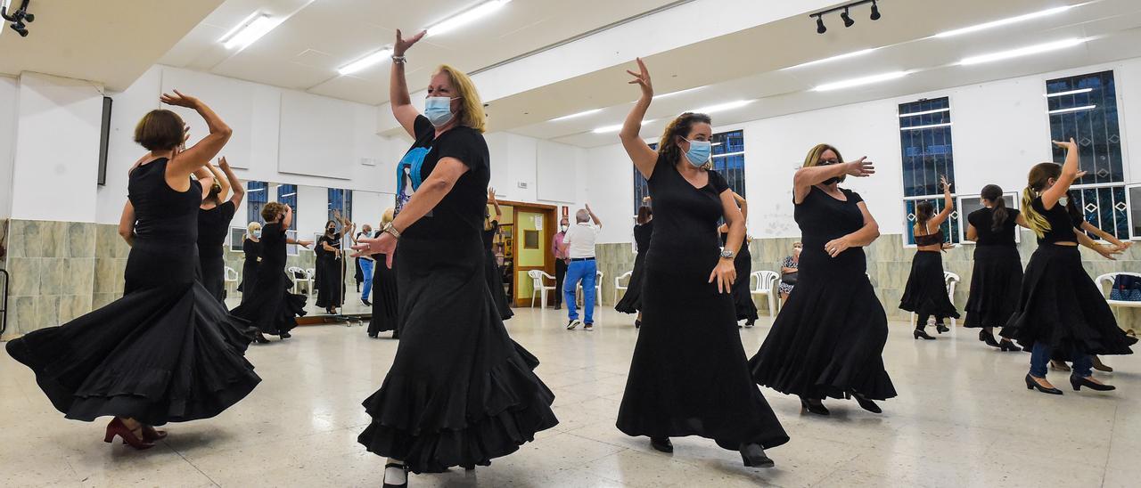 Clase de sevillanas en el local social de El Batán