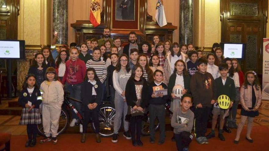 Los niños participantes en el concurso, en el salón de plenos del Ayuntamiento.