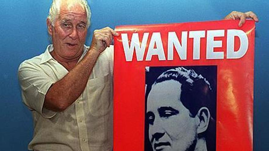 Ronnie Biggs, con el cartel de se busca, en una imagen de archivo.