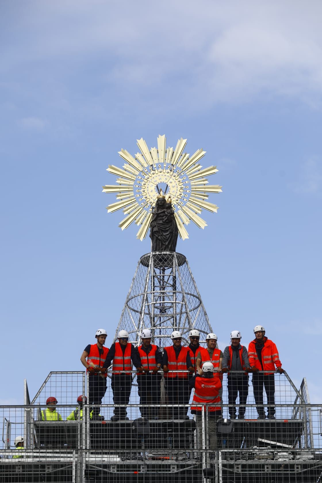 La Virgen ya preside la plaza del Pilar