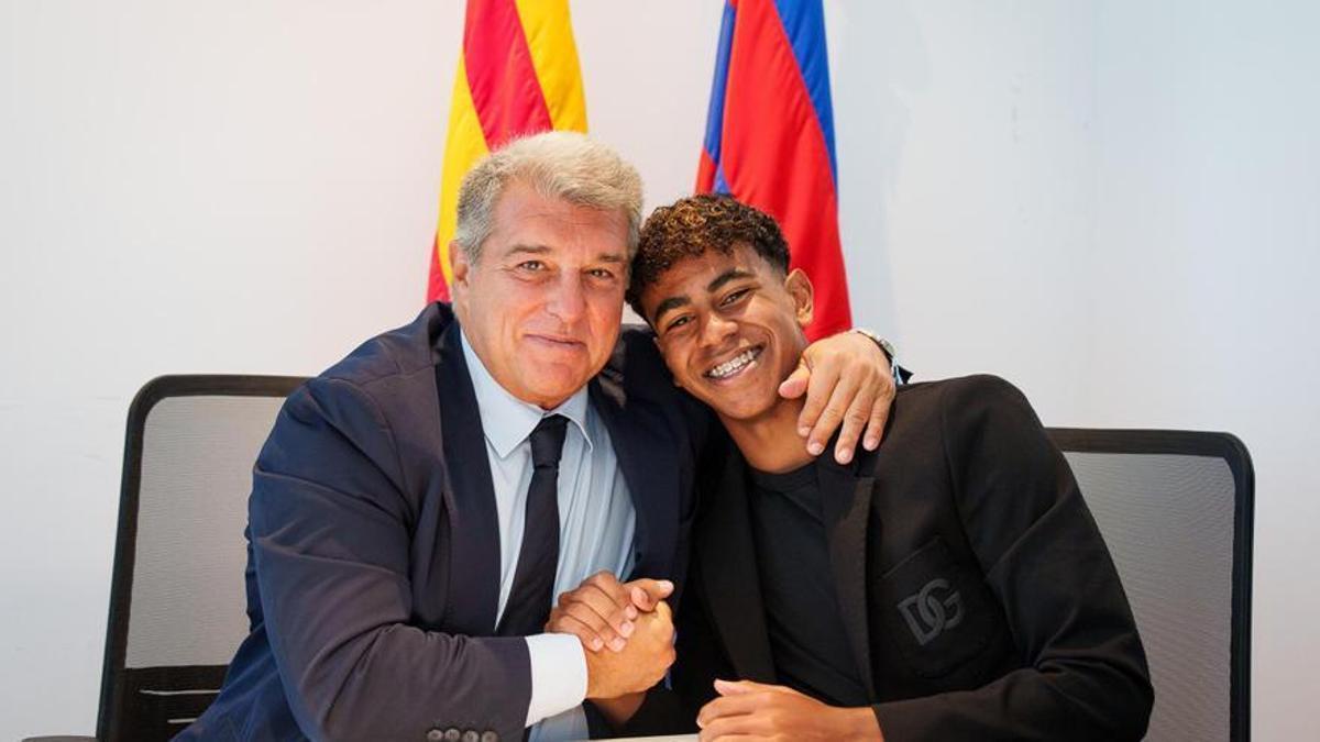 Joan Laporta y Lamine Yamal, en la firma de la renovación del delantero del Barça.