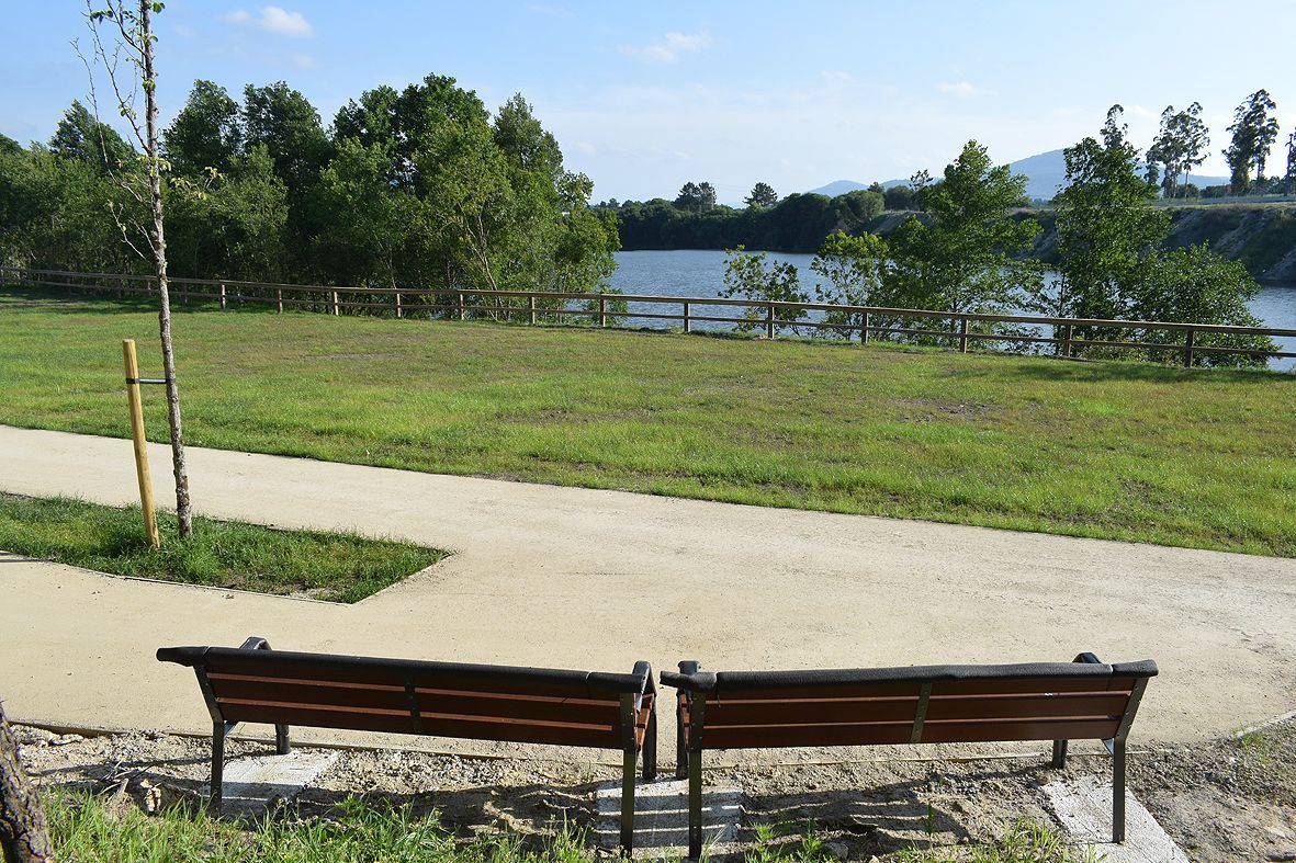 Completan la red de senderos y carriles bici, en la primera fase del parque acuático de Porto Piñeiro (Valga).