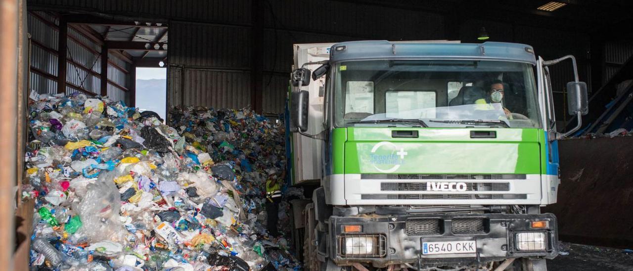 Un vehículo junto a los residuos depositados en un espacio del Complejo Ambiental de Tenerife (CAT).