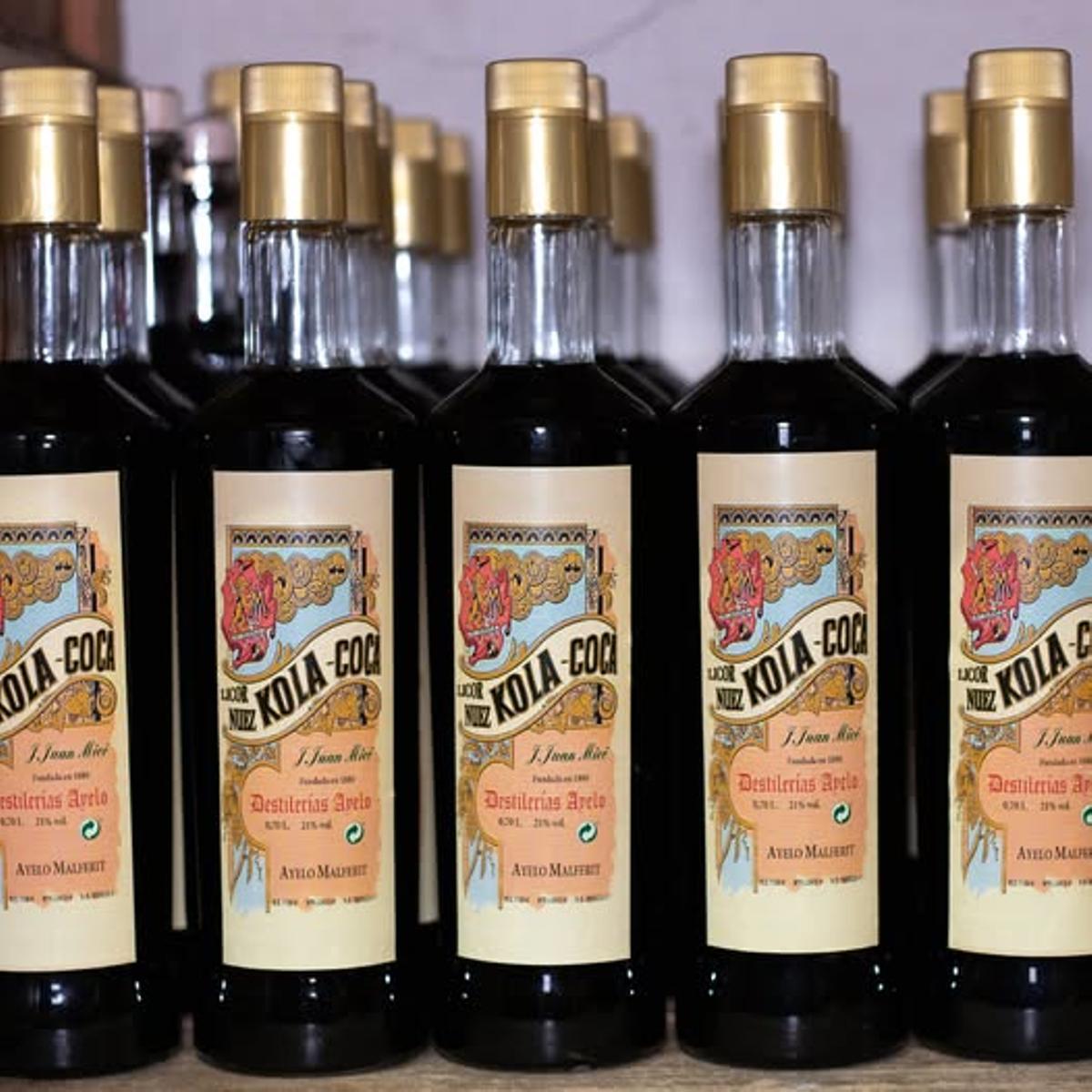 Botellas del lícor Nuez de Kola-Coca