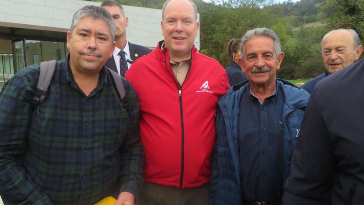 Ander Azcárate, con el príncipe de Mónaco y el presidente cántabro, Miguel Ángel Revilla.