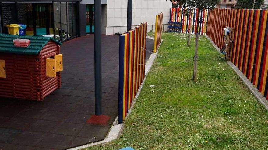 El patio de juegos de la escuela infantil de Colloto, por el que se cuelan los gatos.