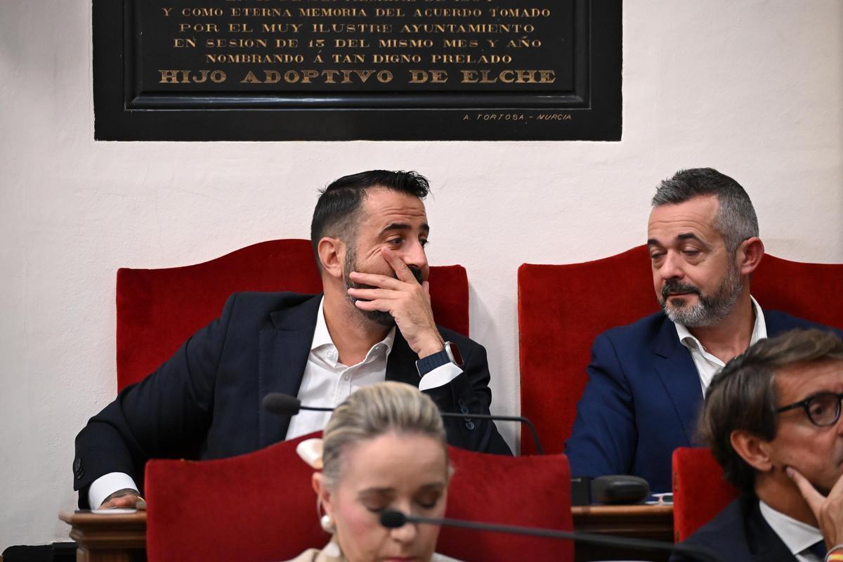 Samuel Ruiz y Pedro José Sáez, en un momento del pleno