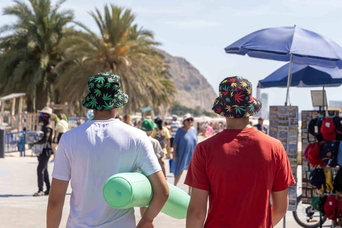 Así se refugia Alicante del calor tras superar los 40 grados en plena ola extrema Así se refugia Alicante del calor tras superar los 40 grados en plena ola extrema