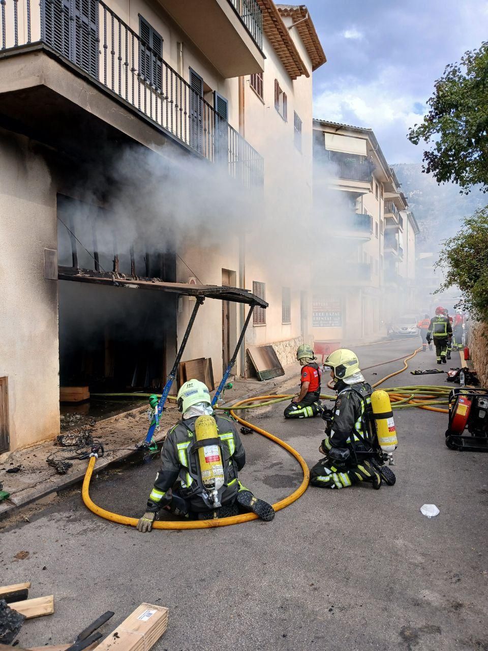 Los Bombers de Mallorca apagan el fuego de la carpintería