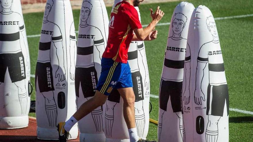 Piqué salta al campo en la sesión de entrenamiento de ayer de la selección española en Las Rozas.