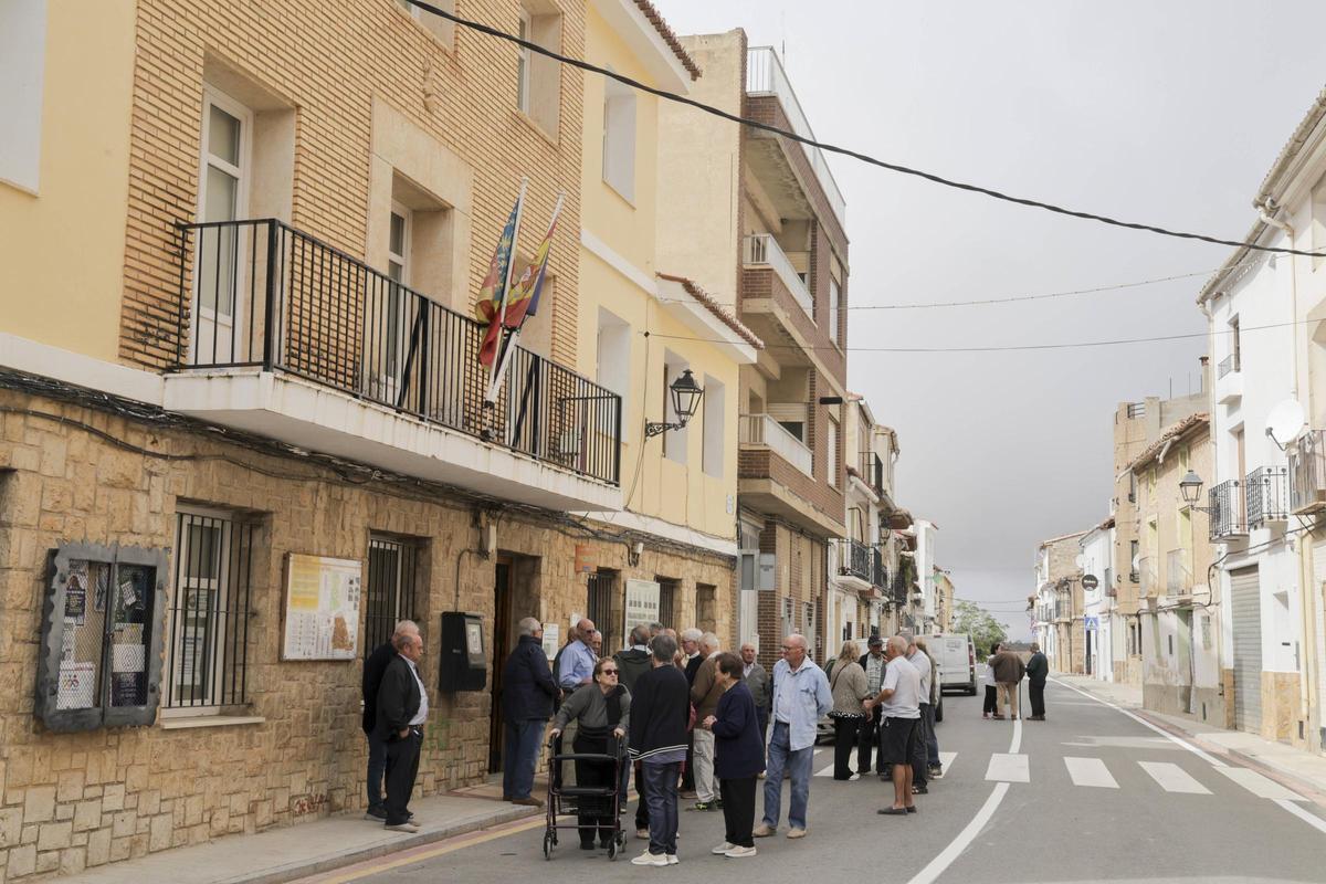 Los vecinos de La Yesa a las puertas del consistorio el pasado 6 de octubre, día que se efectuó la moción de censura.