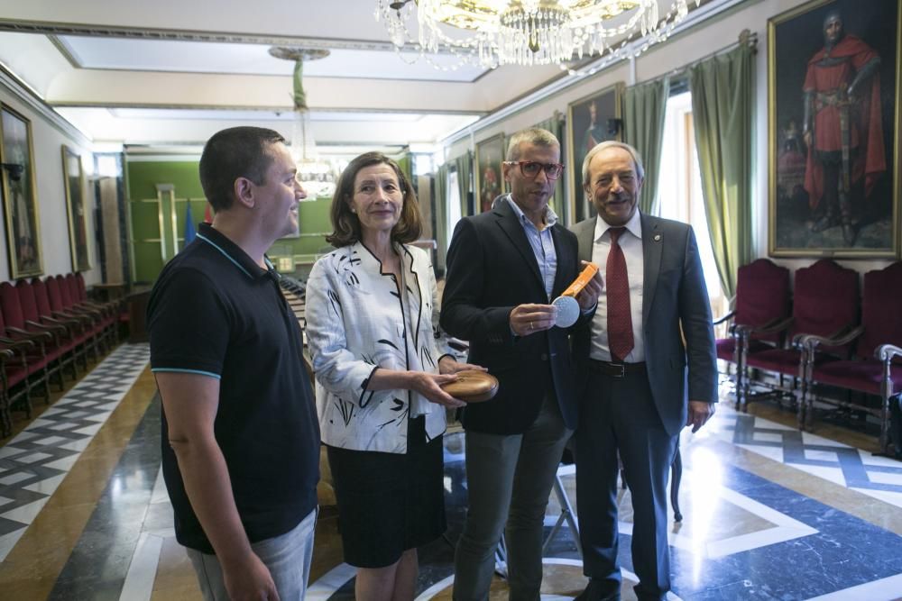 Alberto Suárez Laso, medallista olímpico, es recibido en el Ayuntamiento de Oviedo por Wenceslao López